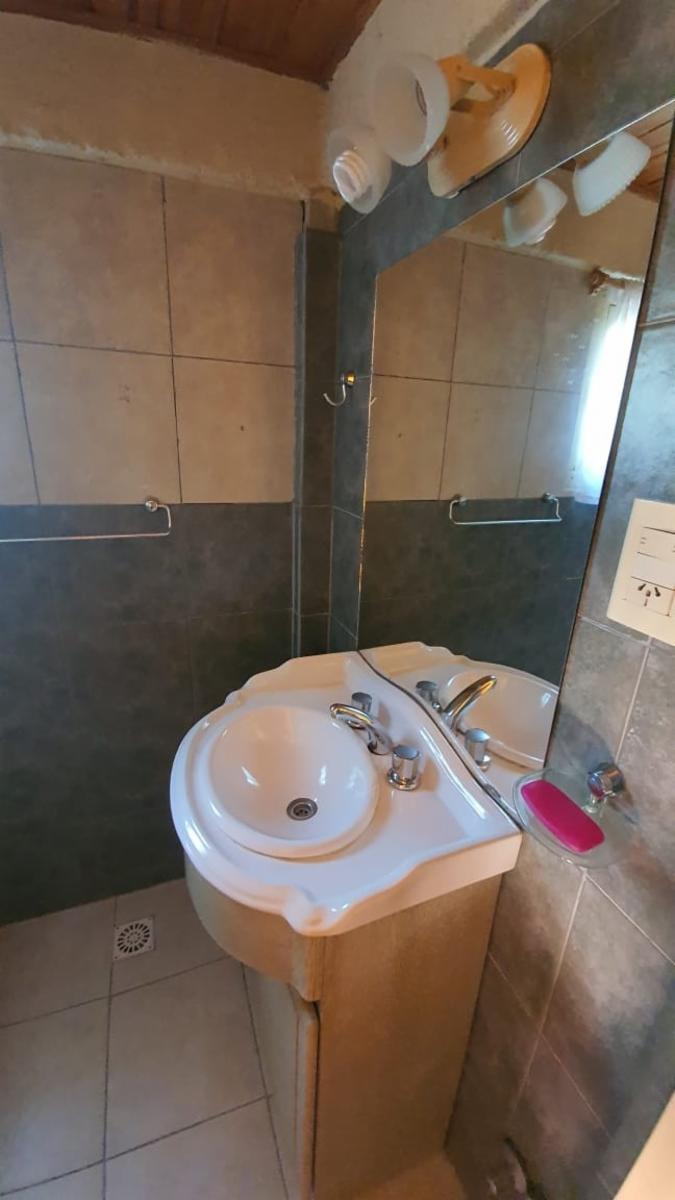 Amplia Vivienda ubicada en Barrio Manantiales con excelente visuales al Lago y La Bahía. Amplios y cómodos ambientes, quincho y entrada por dos calles. - 20