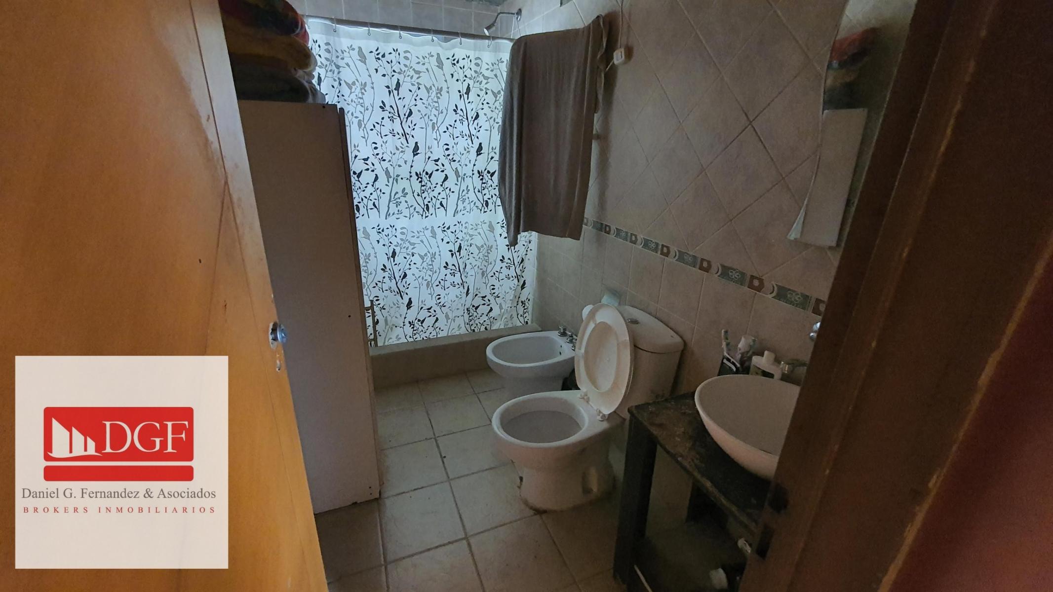 Amplia vivienda ubicada en B. Linda Vista. Cuenta con amplio quincho con parilla integrada, cocina, tres dormitorios, altillo, toilette y baño completo. En su exterior consta de amplio patio. - 3
