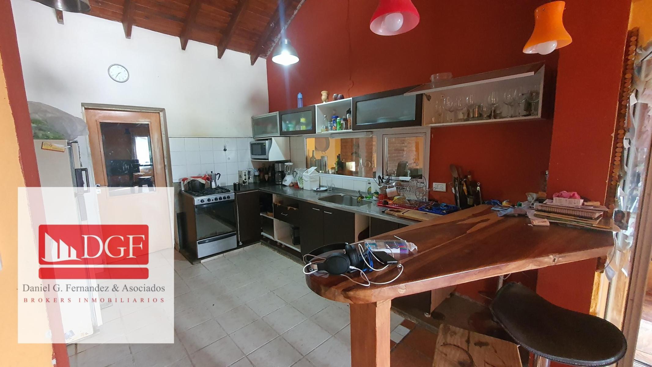 Amplia vivienda ubicada en B. Linda Vista. Cuenta con amplio quincho con parilla integrada, cocina, tres dormitorios, altillo, toilette y baño completo. En su exterior consta de amplio patio. - 4