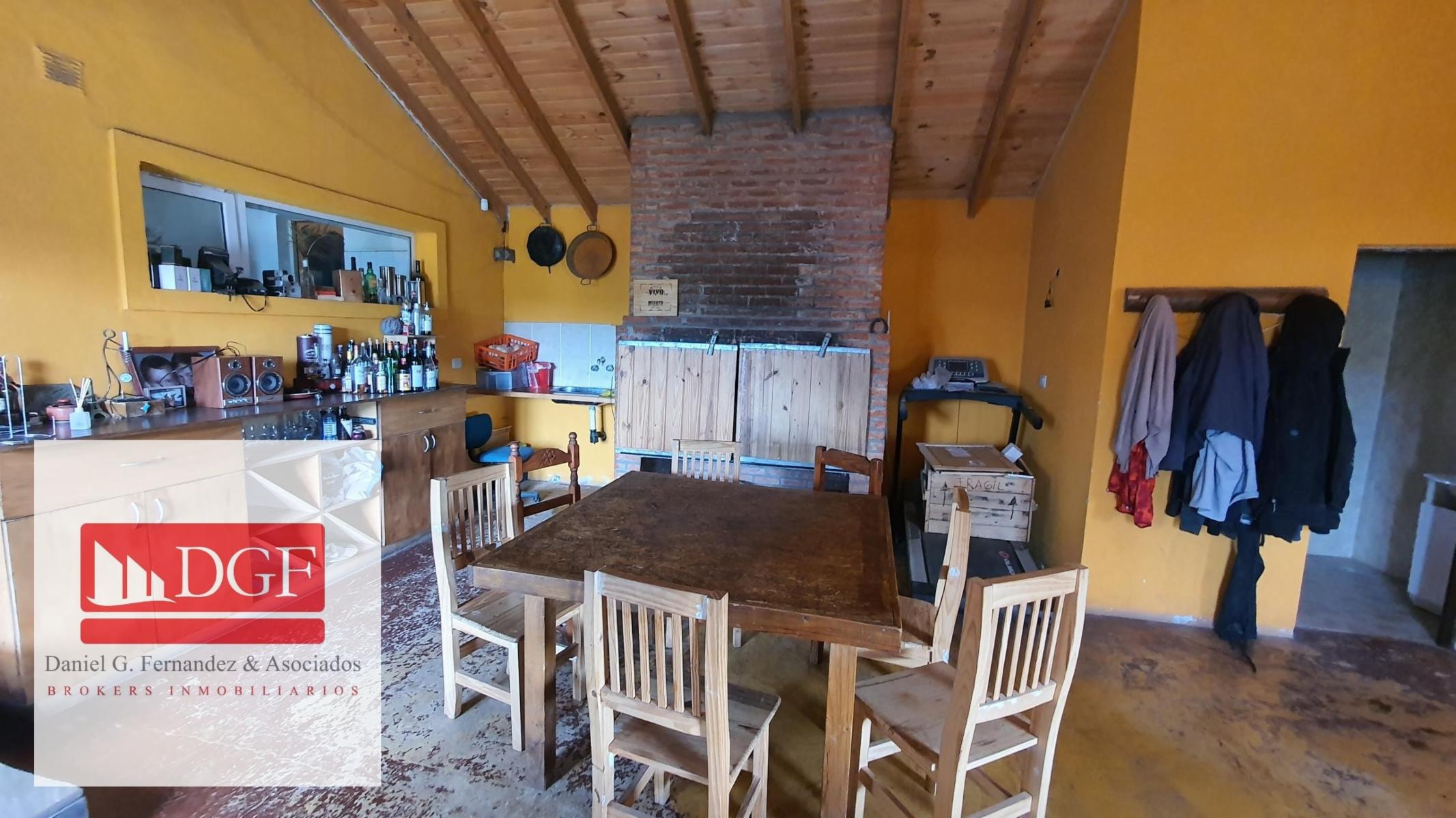 Amplia vivienda ubicada en B. Linda Vista. Cuenta con amplio quincho con parilla integrada, cocina, tres dormitorios, altillo, toilette y baño completo. En su exterior consta de amplio patio. - 5