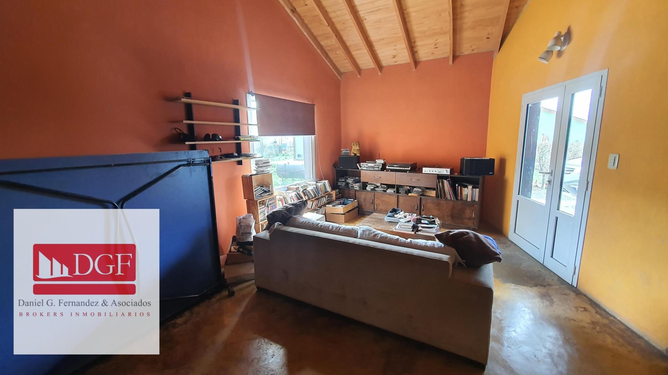 Amplia vivienda ubicada en B. Linda Vista. Cuenta con amplio quincho con parilla integrada, cocina, tres dormitorios, altillo, toilette y baño completo. En su exterior consta de amplio patio. - 6