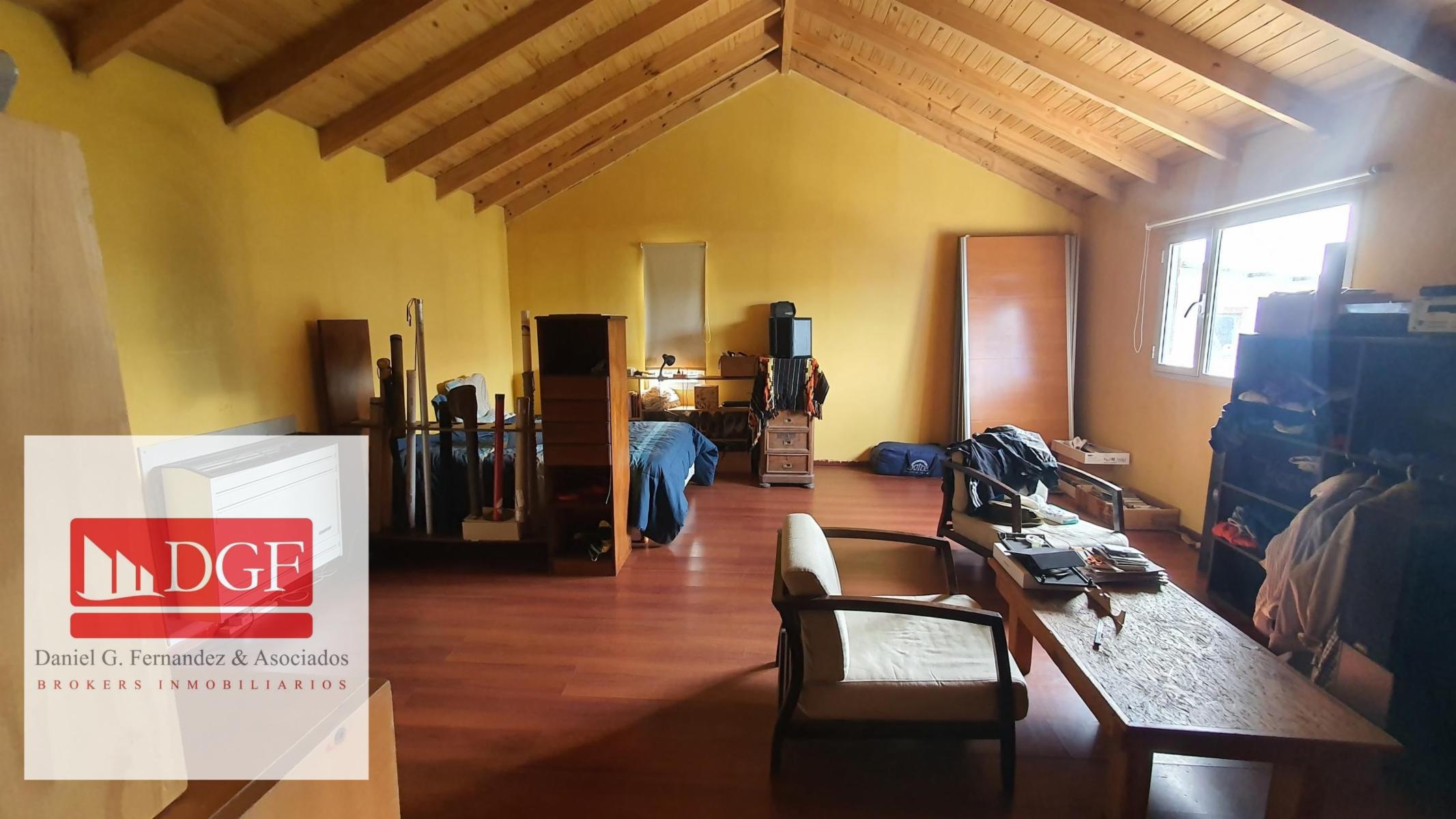 Amplia vivienda ubicada en B. Linda Vista. Cuenta con amplio quincho con parilla integrada, cocina, tres dormitorios, altillo, toilette y baño completo. En su exterior consta de amplio patio. - 7