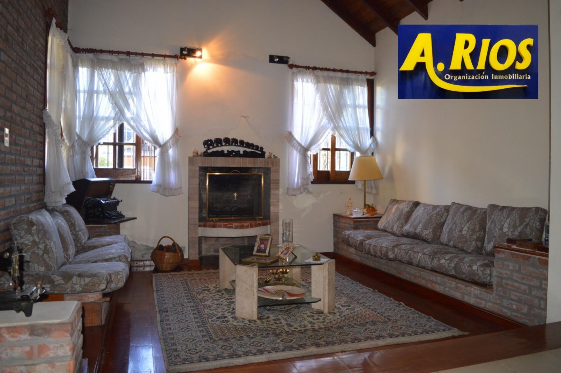 Padua sur a 700m estacion y 150 de Echeverria. Chalet de categoria sobre doble lote con750m.