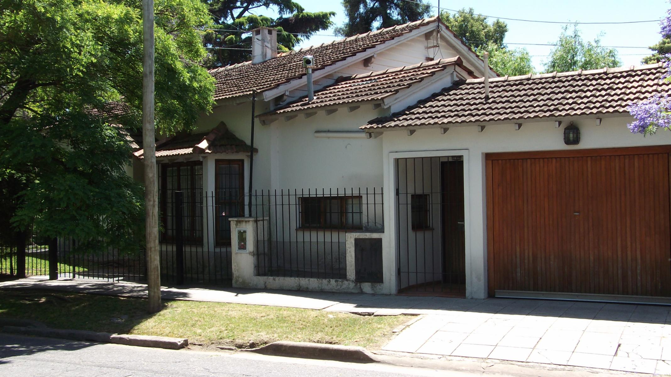 CLASICO CHALET EN PARQUE QUIRNO, MUY BUENA UBICACION Y EXCELENTE CONSTRUCCION