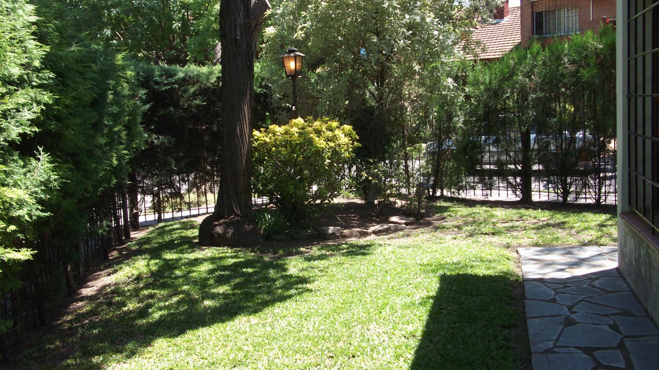 CLASICO CHALET EN PARQUE QUIRNO, MUY BUENA UBICACION Y EXCELENTE CONSTRUCCION — foto 4