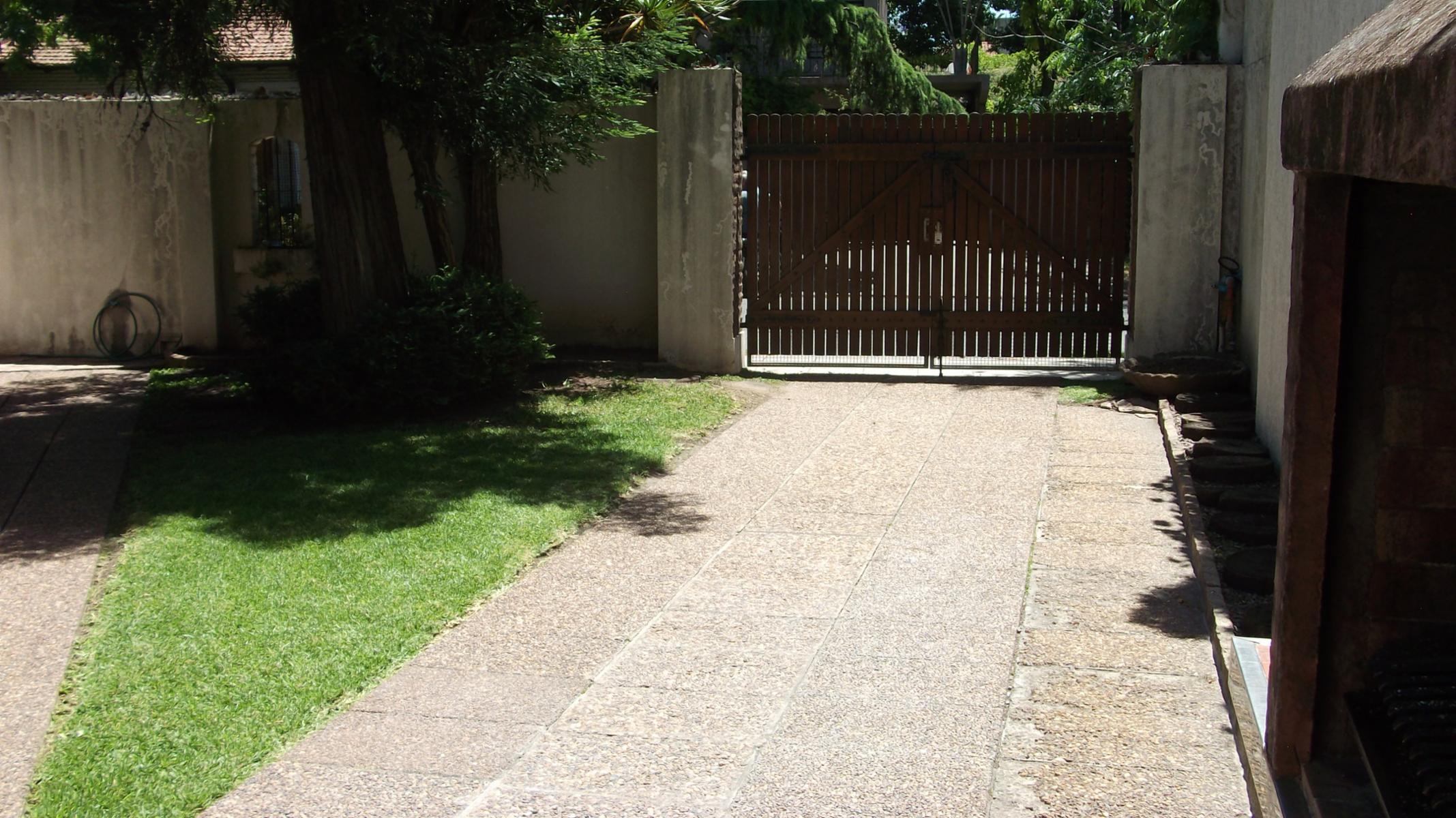 CLASICO CHALET EN PARQUE QUIRNO, MUY BUENA UBICACION Y EXCELENTE CONSTRUCCION — foto 11
