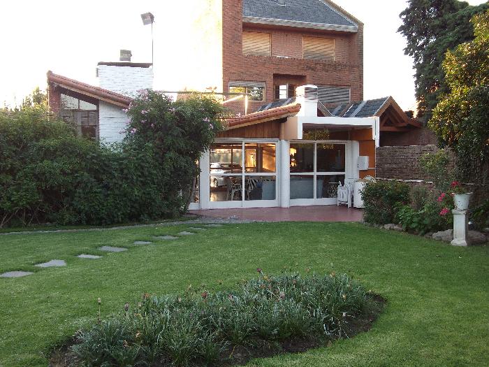 CHALET EXCELENTE CONSTRUCCION EN ZONA RESIDENCIAL-SALIDA A 2 CALLES — foto 2