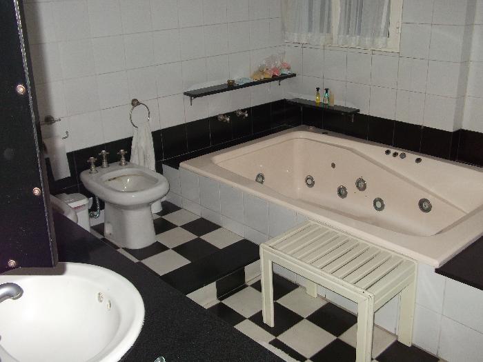 CHALET EXCELENTE CONSTRUCCION EN ZONA RESIDENCIAL-SALIDA A 2 CALLES — foto 6