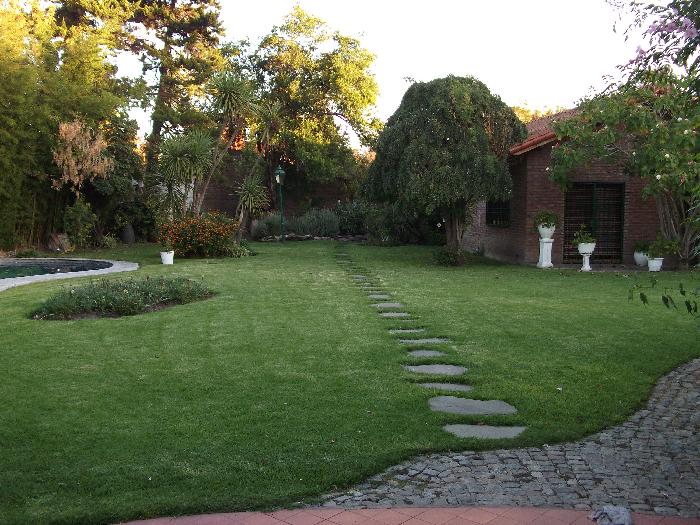 CHALET EXCELENTE CONSTRUCCION EN ZONA RESIDENCIAL-SALIDA A 2 CALLES — foto 12
