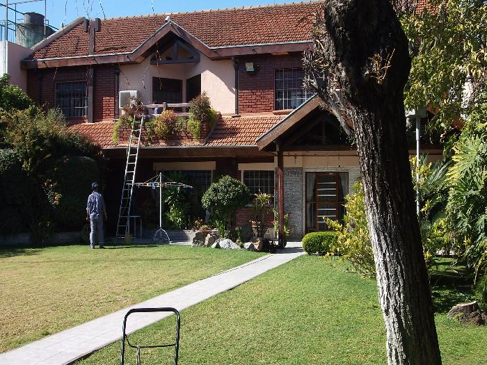 RESIDENCIA EN EXCELENTE UBICACION Y ESTADO IMPECABLE CONSTRUCCION.