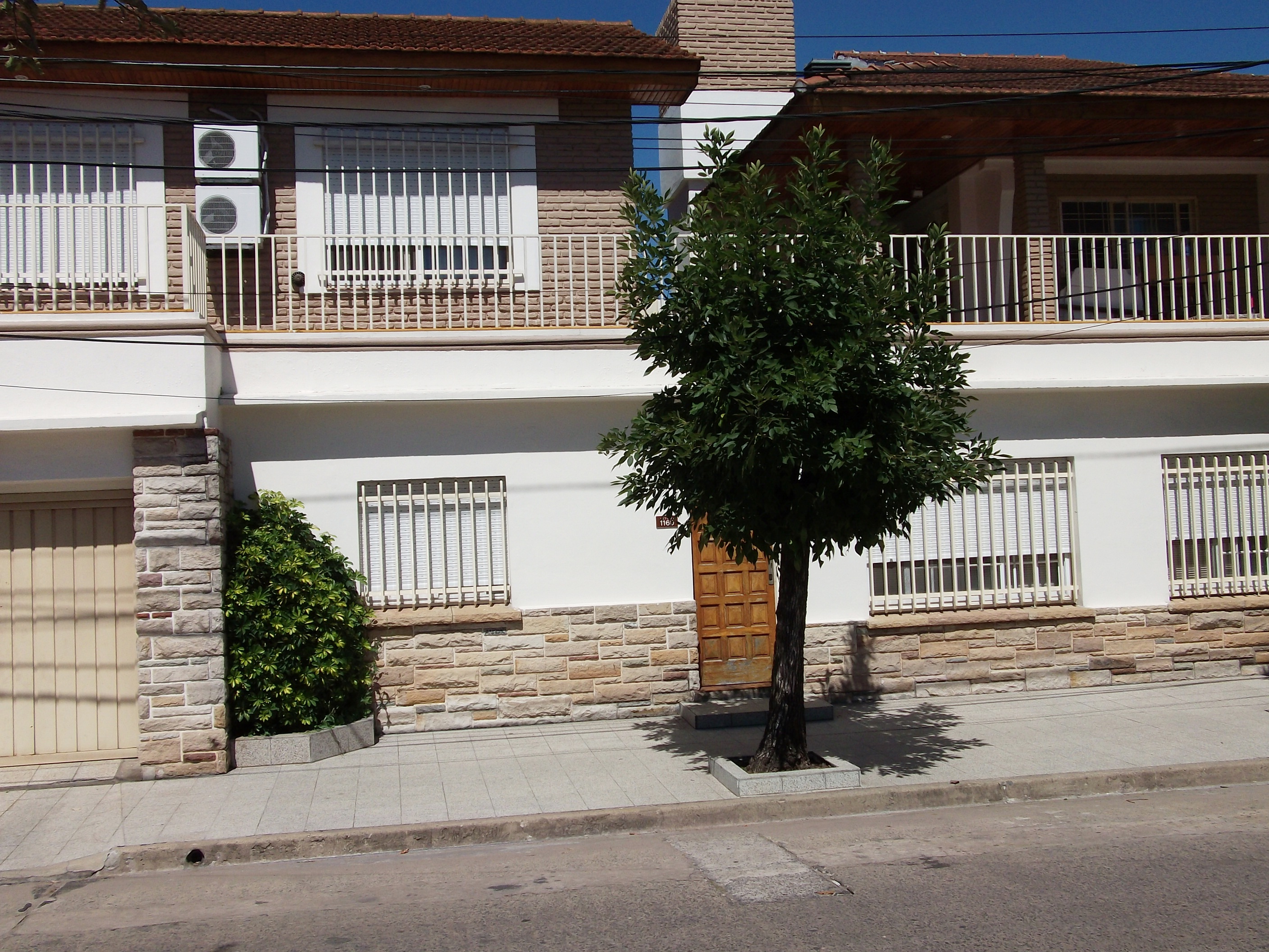 AMPLIO CHALET PROXIMO A ESTACIONES FCGU