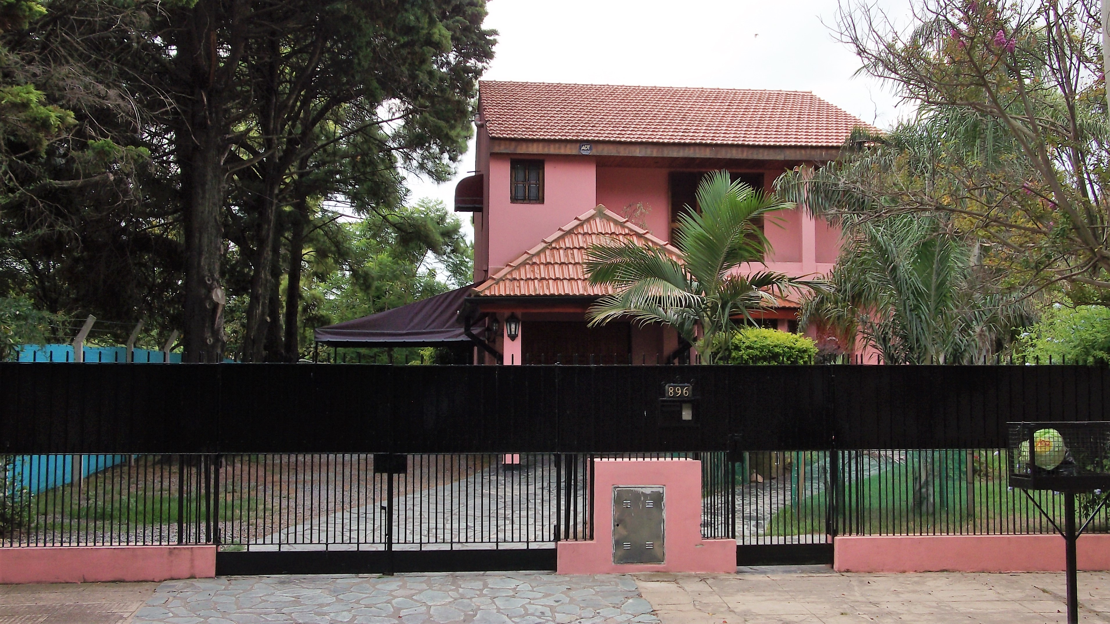 IMPECABLE CHALET SOBRE 2100 METROS DE PARQUE