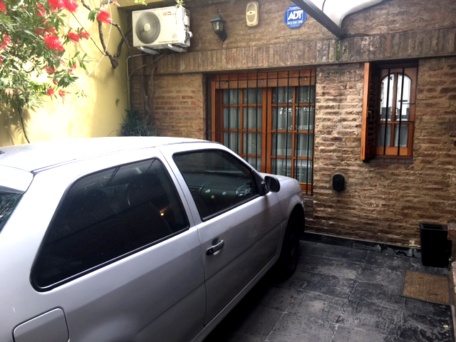 MUY BUEN CASA DE 5 AMBIENTES CON COCHERA, PATIO, QUINCHO Y TERRAZA — foto 2