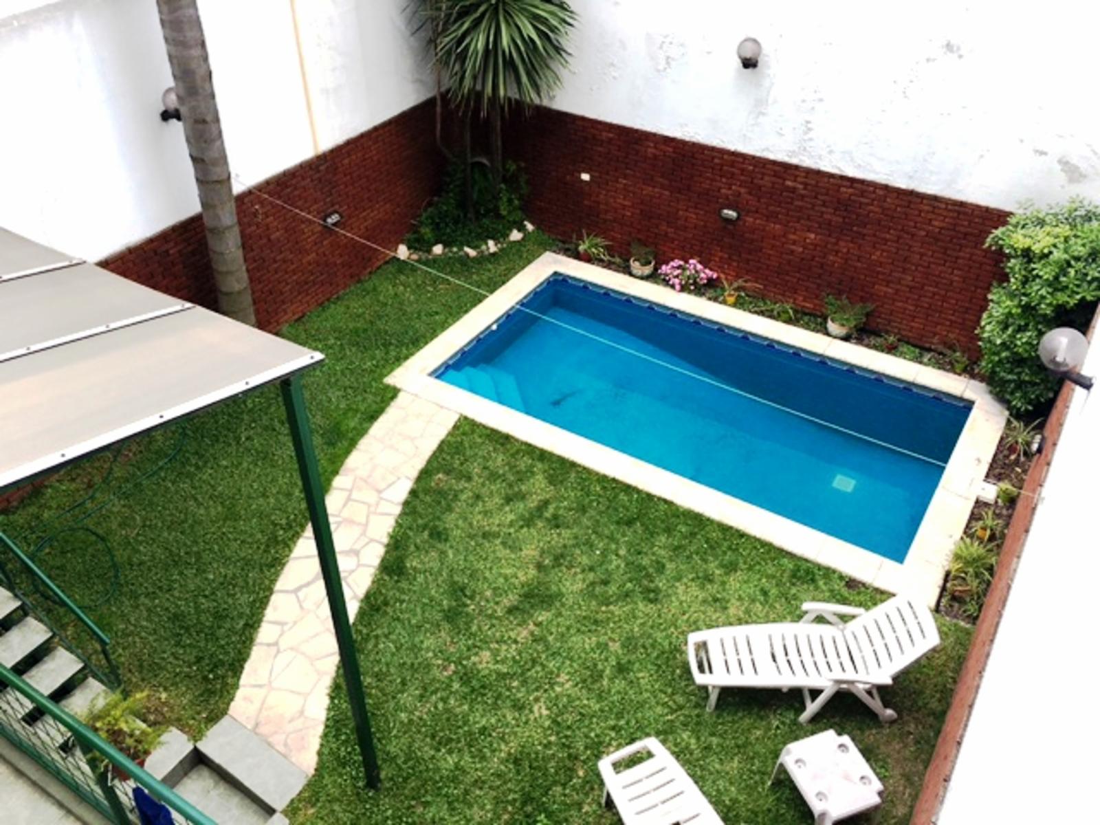 EXCELENTE CASA DE 5 AMB C/DEP DE SERV, JARDIN C/PISCINA, GARAGE Y 3 BALCONES — foto 6