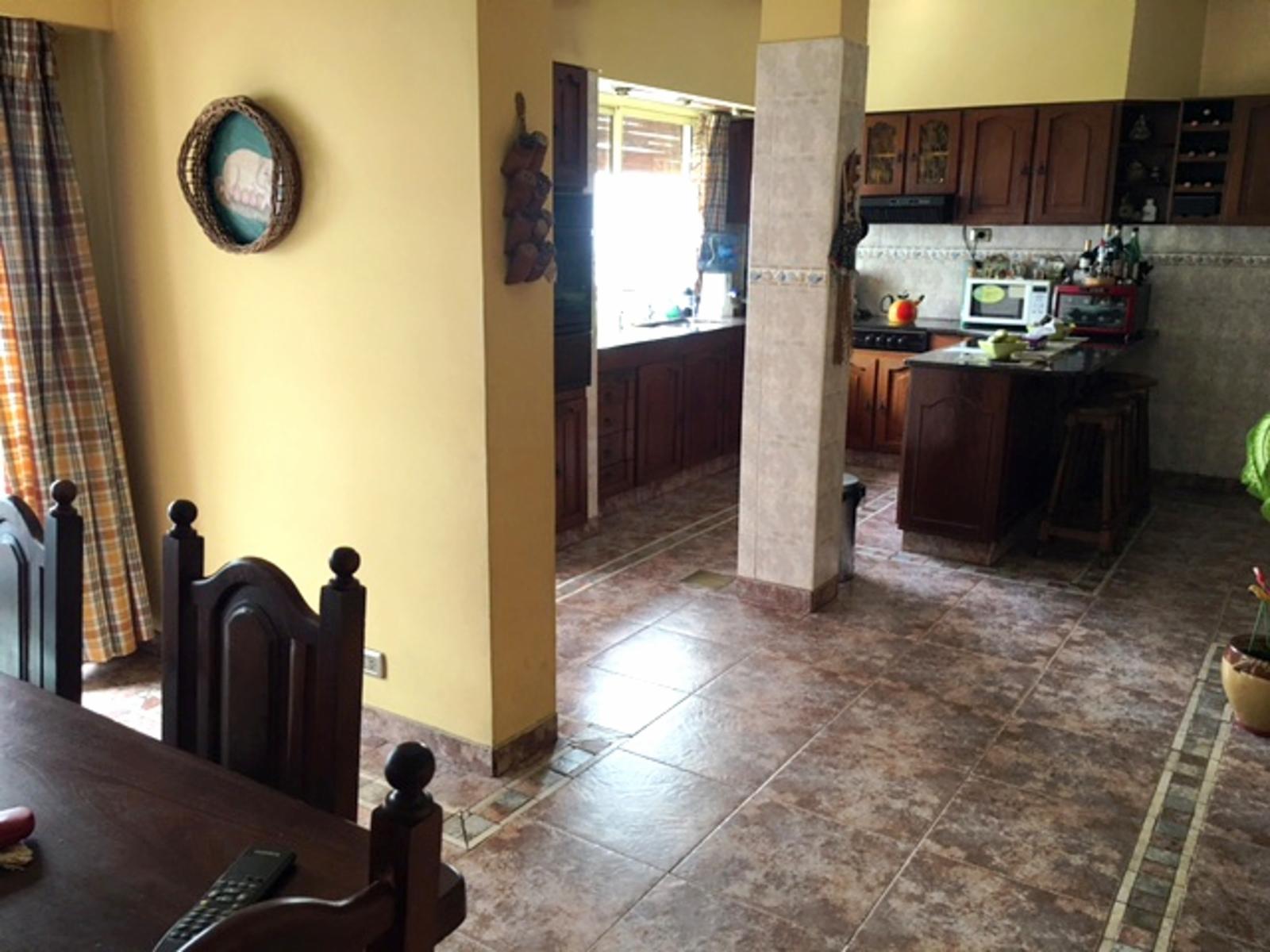 EXCELENTE CASA DE 5 AMB C/DEP DE SERV, JARDIN C/PISCINA, GARAGE Y 3 BALCONES — foto 12