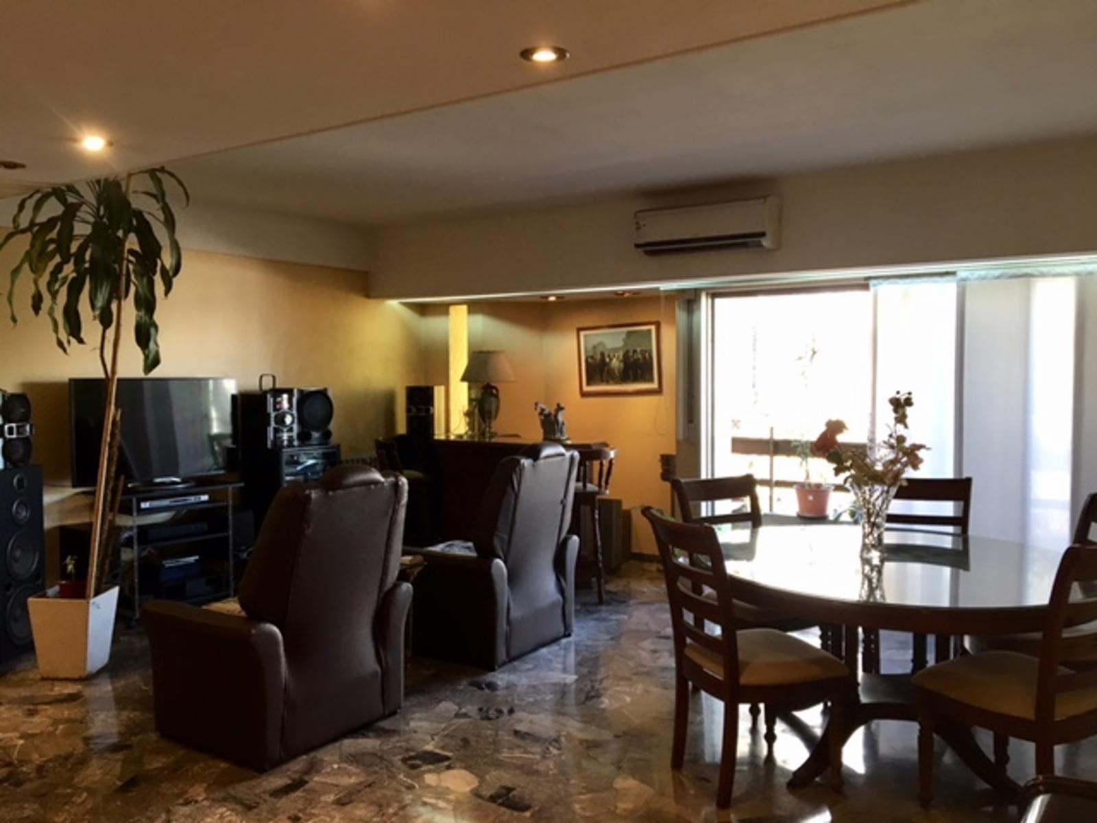 MUY BUEN DEPARTAMENTO SEMIPISO DE 4 AMBIENTES CON DEPENDENCIA DE SERVICIO, BALCÓN Y COCHERA
