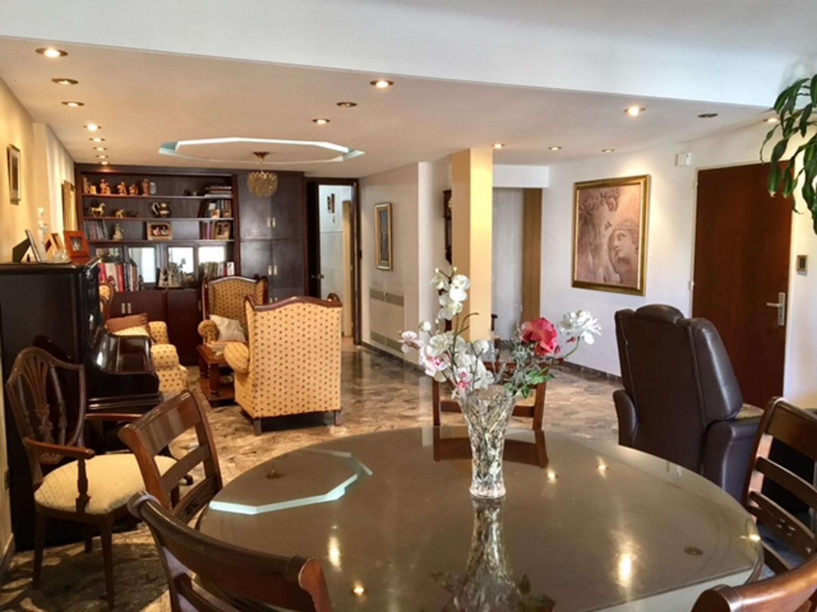 MUY BUEN DEPARTAMENTO SEMIPISO DE 4 AMBIENTES CON DEPENDENCIA DE SERVICIO, BALCÓN Y COCHERA — foto 2