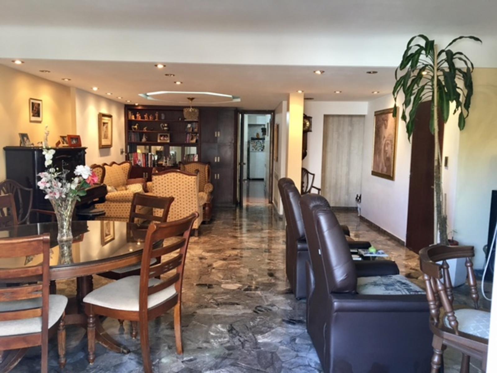 MUY BUEN DEPARTAMENTO SEMIPISO DE 4 AMBIENTES CON DEPENDENCIA DE SERVICIO, BALCÓN Y COCHERA — foto 3