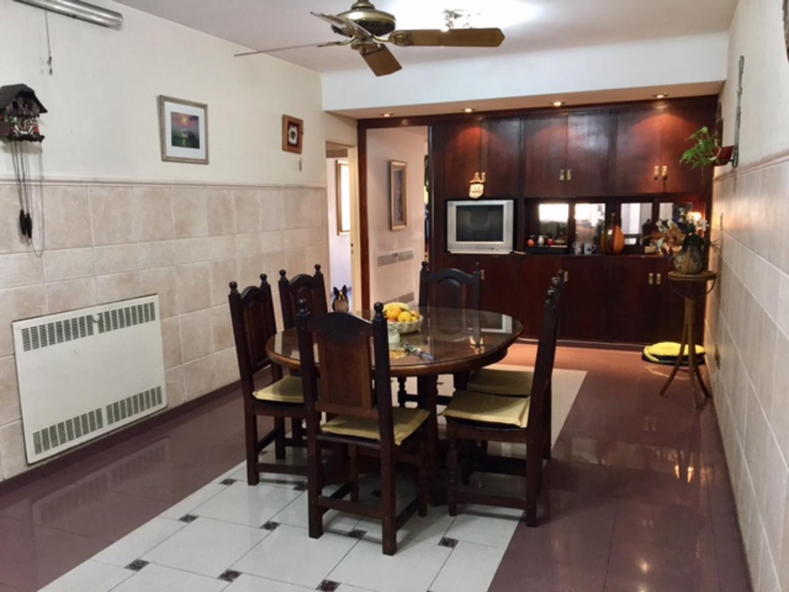 MUY BUEN DEPARTAMENTO SEMIPISO DE 4 AMBIENTES CON DEPENDENCIA DE SERVICIO, BALCÓN Y COCHERA — foto 4