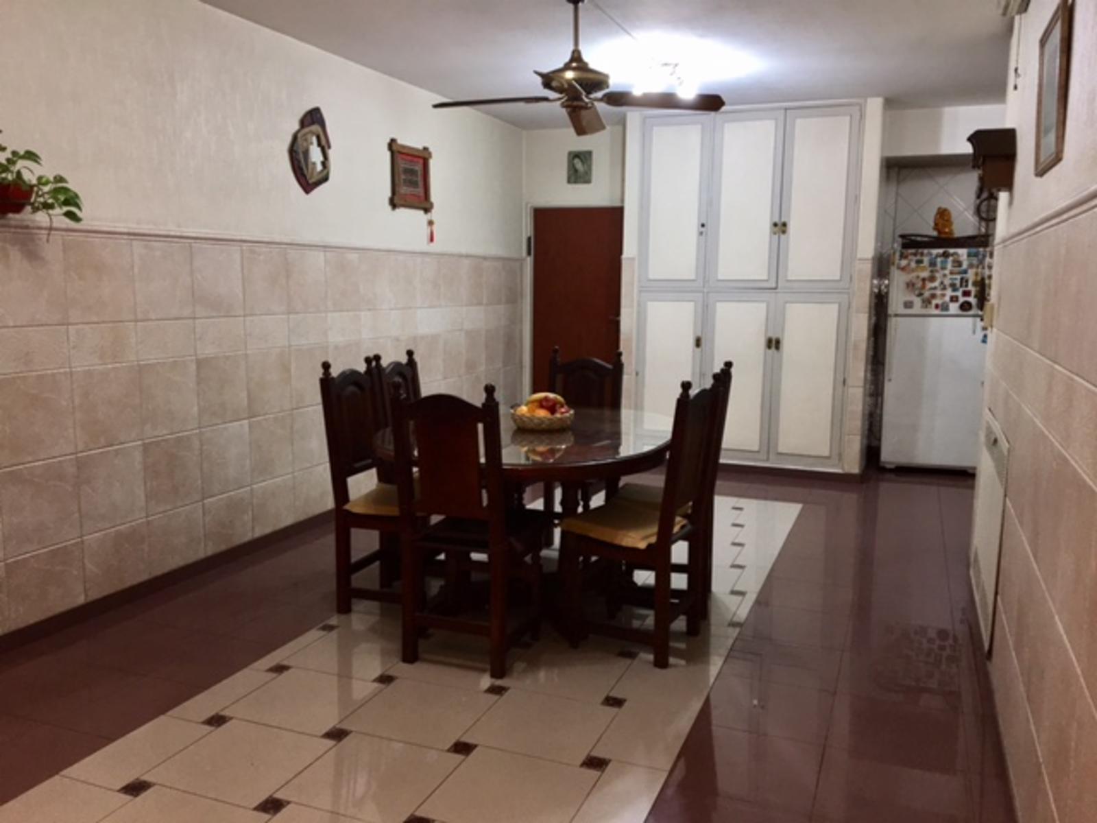 MUY BUEN DEPARTAMENTO SEMIPISO DE 4 AMBIENTES CON DEPENDENCIA DE SERVICIO, BALCÓN Y COCHERA — foto 6