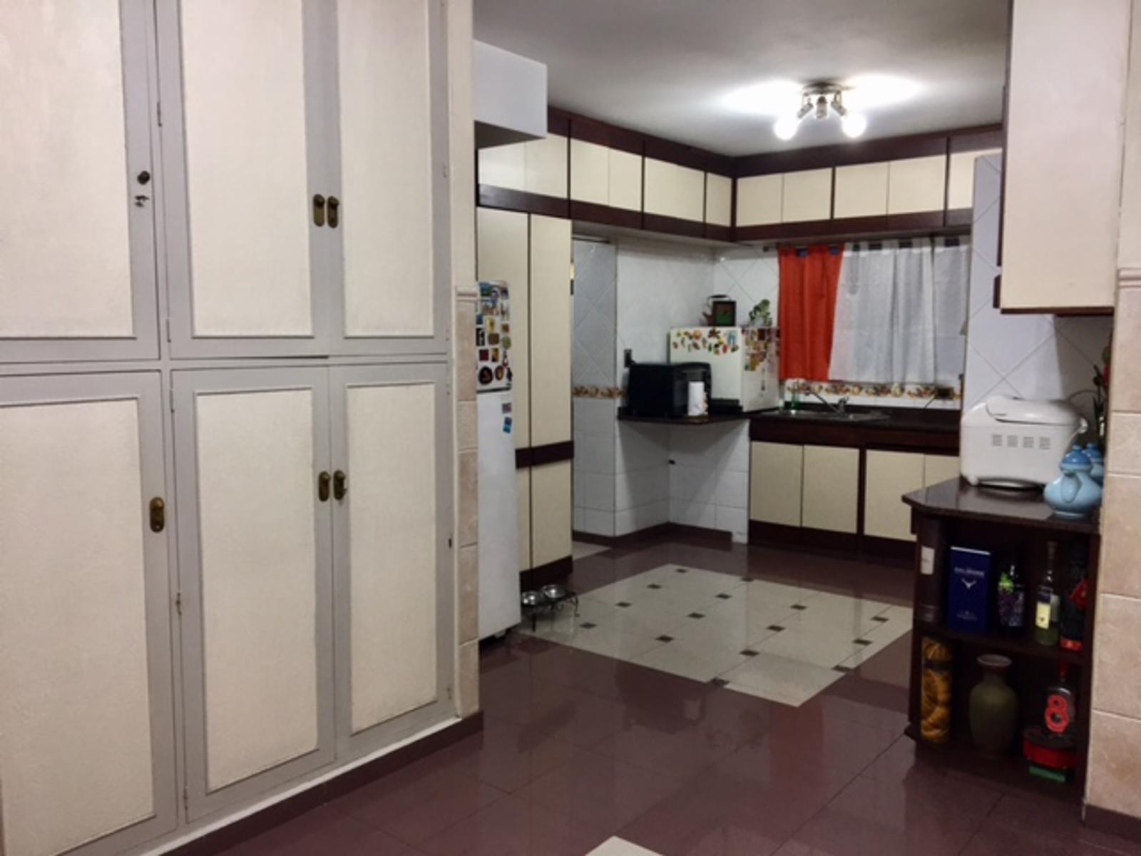 MUY BUEN DEPARTAMENTO SEMIPISO DE 4 AMBIENTES CON DEPENDENCIA DE SERVICIO, BALCÓN Y COCHERA — foto 7