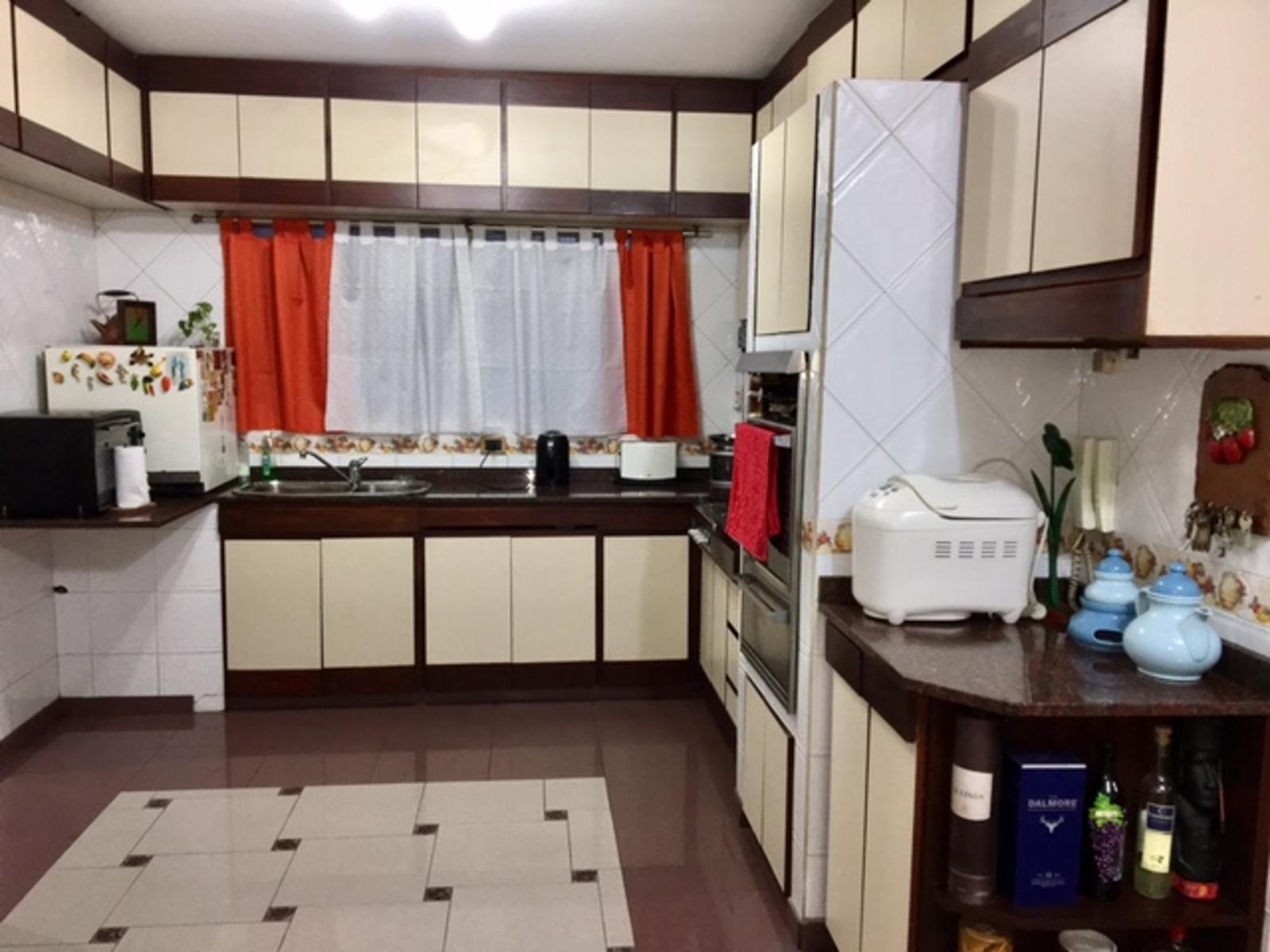 MUY BUEN DEPARTAMENTO SEMIPISO DE 4 AMBIENTES CON DEPENDENCIA DE SERVICIO, BALCÓN Y COCHERA — foto 9