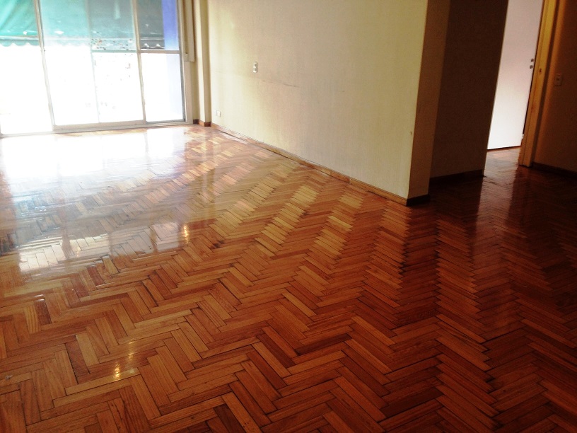 EXCELENTE DEPARTAMENTO DE 5 AMBIENTES CON BALCON CORRIDO, COCHERA FIJA CUBIERTA Y 2 BAULERAS — foto 2