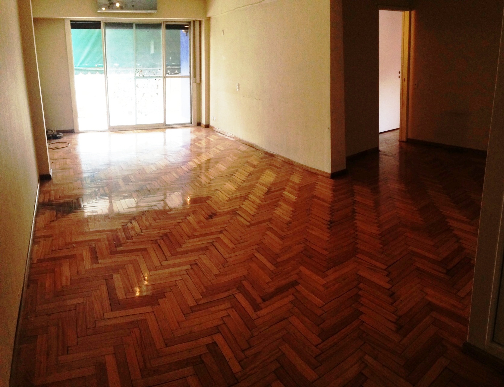 EXCELENTE DEPARTAMENTO DE 5 AMBIENTES CON BALCON CORRIDO, COCHERA FIJA CUBIERTA Y 2 BAULERAS — foto 3