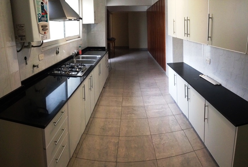 EXCELENTE DEPARTAMENTO DE 5 AMBIENTES CON BALCON CORRIDO, COCHERA FIJA CUBIERTA Y 2 BAULERAS — foto 5