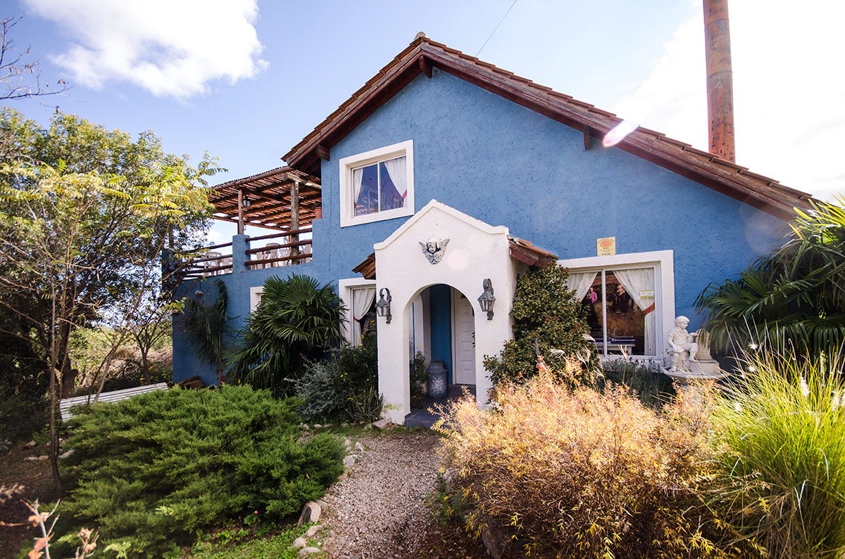 Casa de te EL ANGEL AZUL y vivienda sobre parque de 1500 m2 - 2
