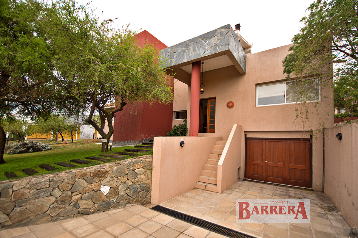 OPORTUNIDAD casa - 3 dormitorios c/ pileta, jacuzzi, garaje cubierto