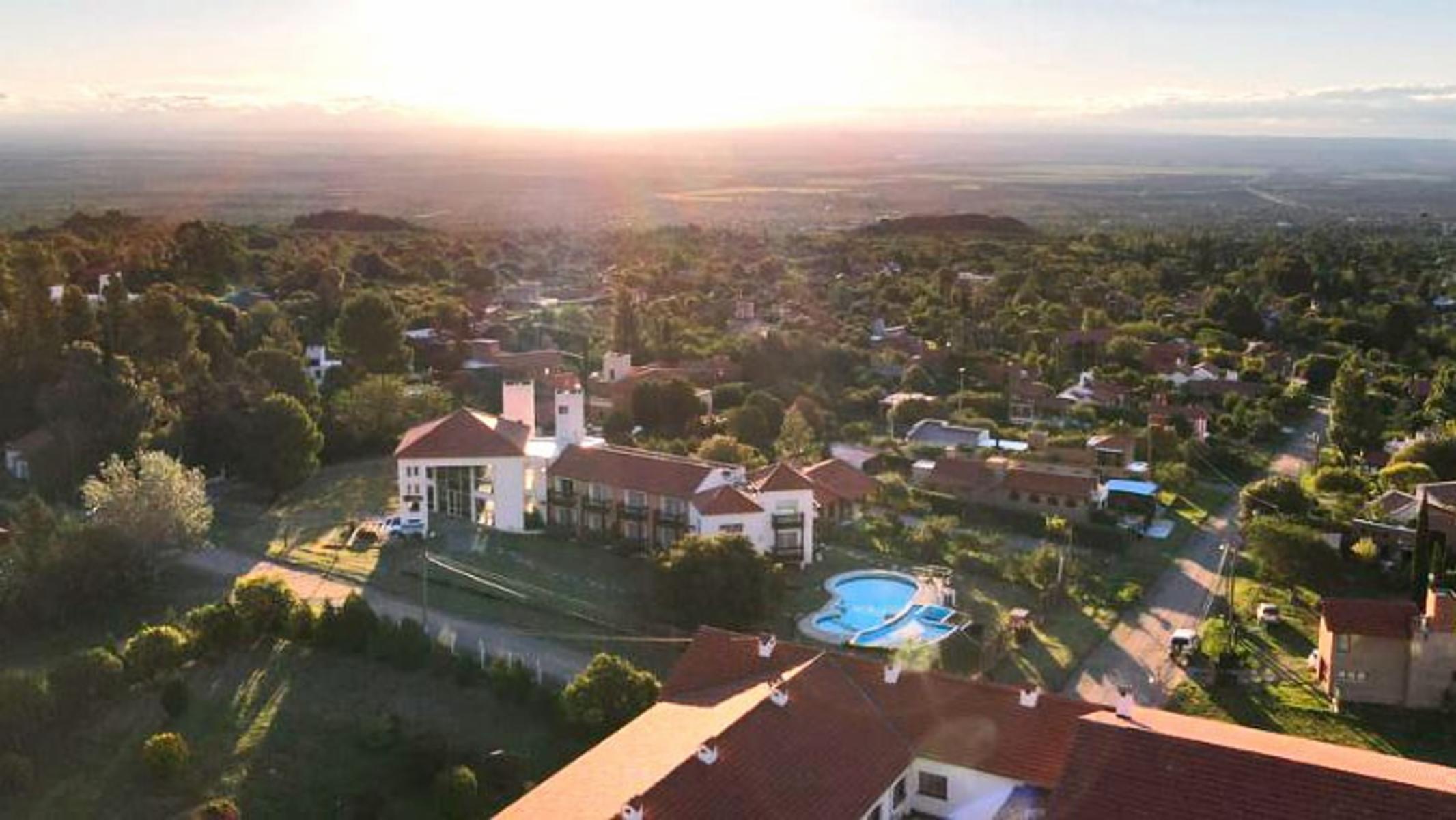 Hotel 12 hab., 700 m2 constr. s/lote 3300 m2 Merlo S. Luis - 1