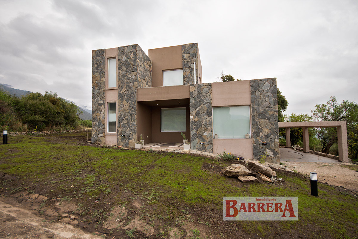 Casa a estrenar en el Country Las Cascadas, Carpintería (muy cerca de la famosa Villa de Merlo).