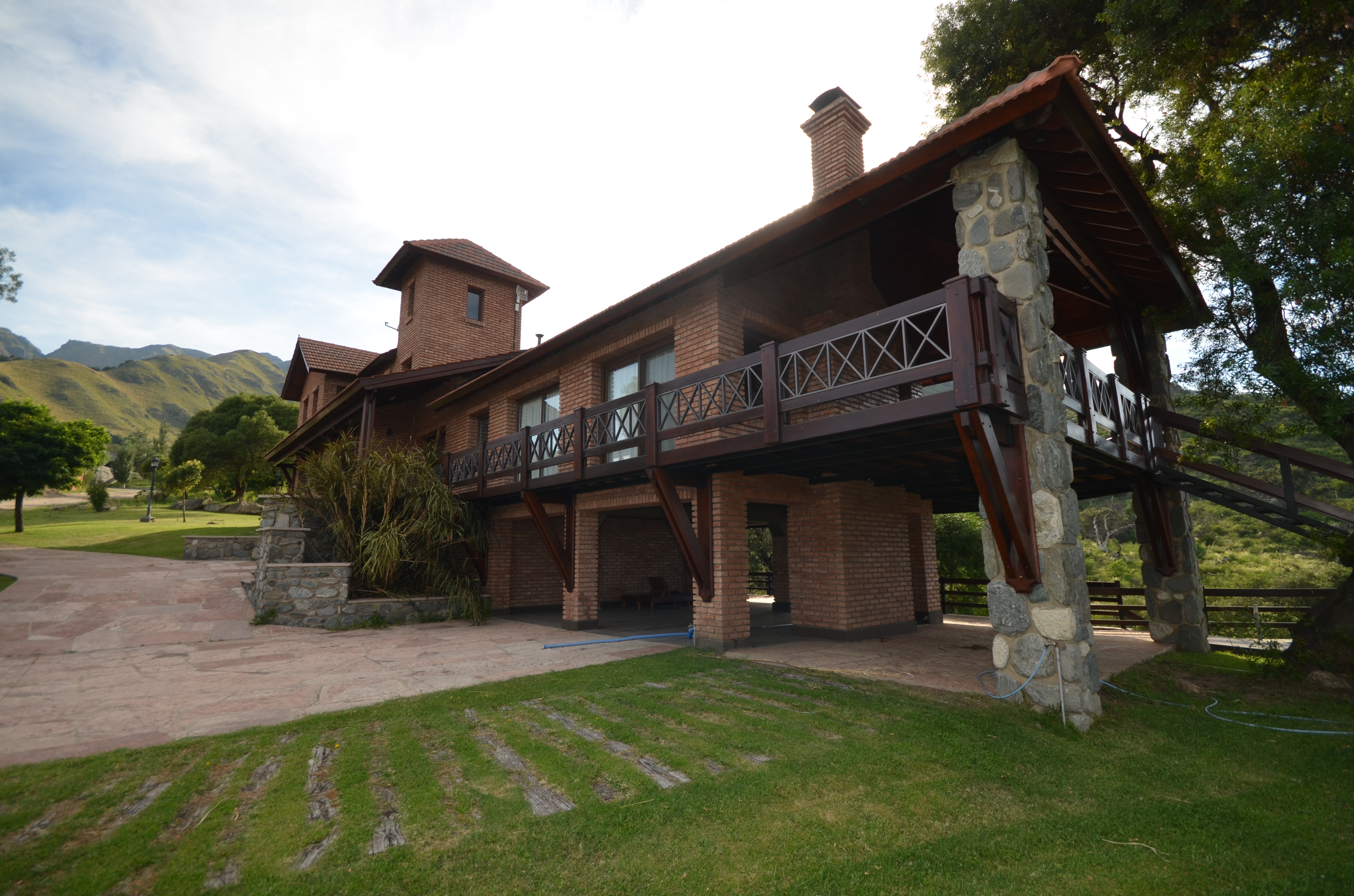 Espectacular Chalet con departamento de huéspedes sobre 2 lotes en Country Chumamaya