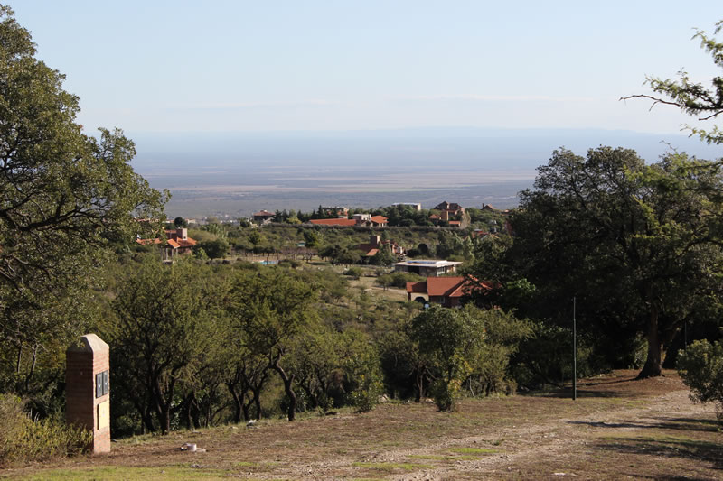 Últimos lotes en venta en Barrio Los Nogales. Los precios van desde los U$S 35.000 a U$S 70.000. Contactar para más información. — foto 7