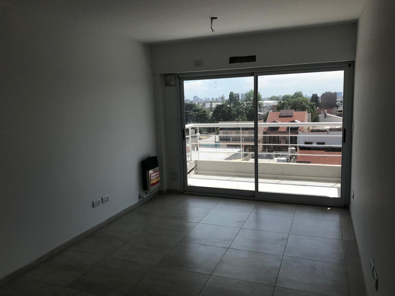Cómodo y luminoso Dpto 2 ambientes con balcón y cochera opcional. Oportunidad — foto 2