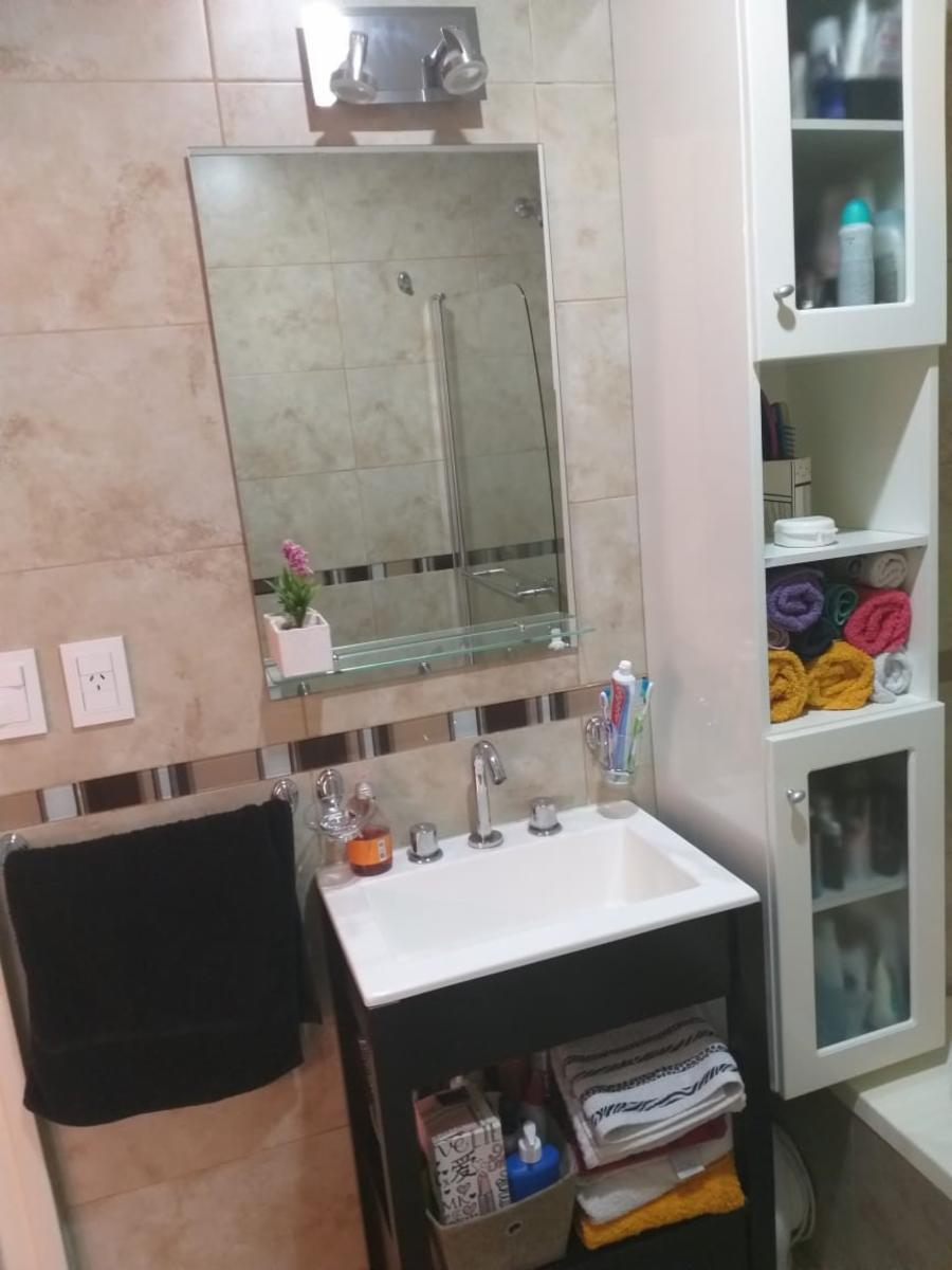 Hermoso PH dos ambientes en primer piso con balcón. Bajas expensas