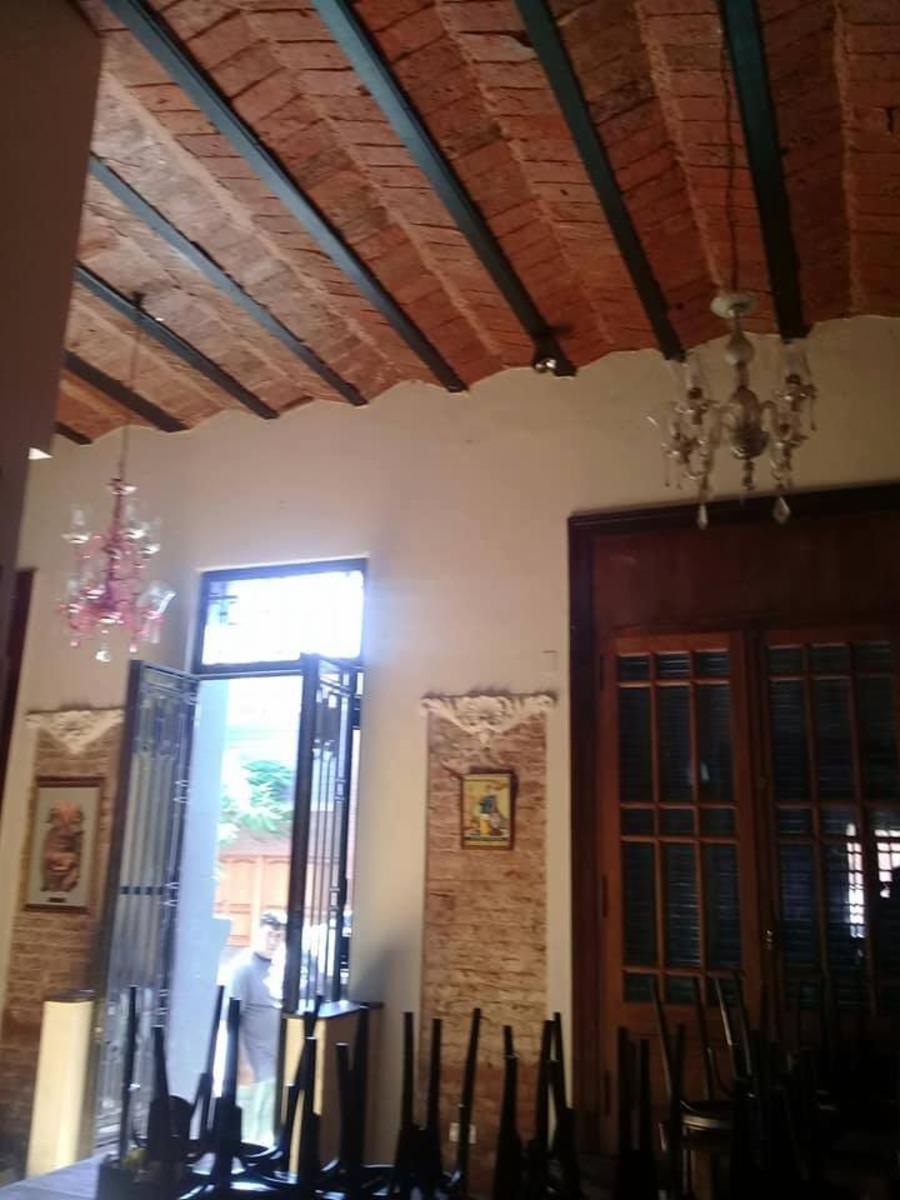 Casa antigua a metros del Bv. Pellegrini