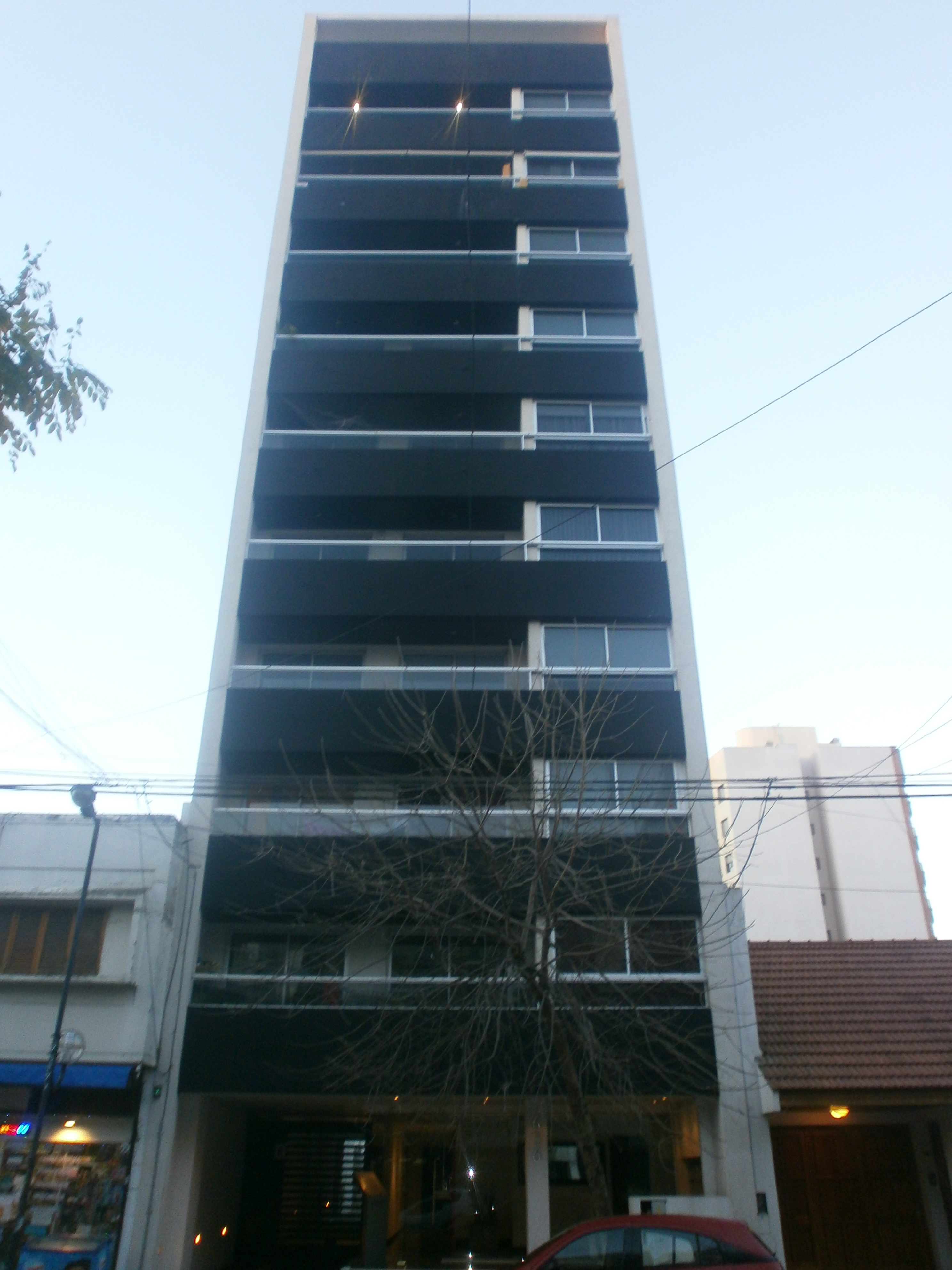 Departamento de 2 dormitorios, de categoría, amplio y luminoso, de 85 m2 con cochera semicubierta