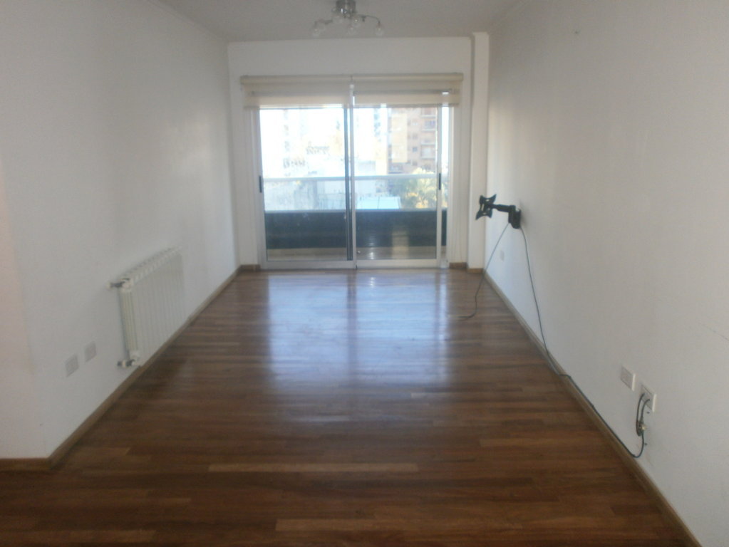 Departamento de 2 dormitorios, de categoría, amplio y luminoso, de 85 m2 con cochera semicubierta — foto 2