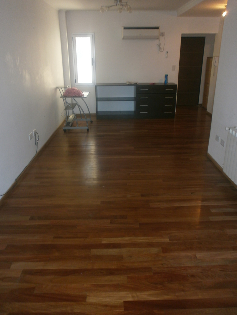Departamento de 2 dormitorios, de categoría, amplio y luminoso, de 85 m2 con cochera semicubierta — foto 3