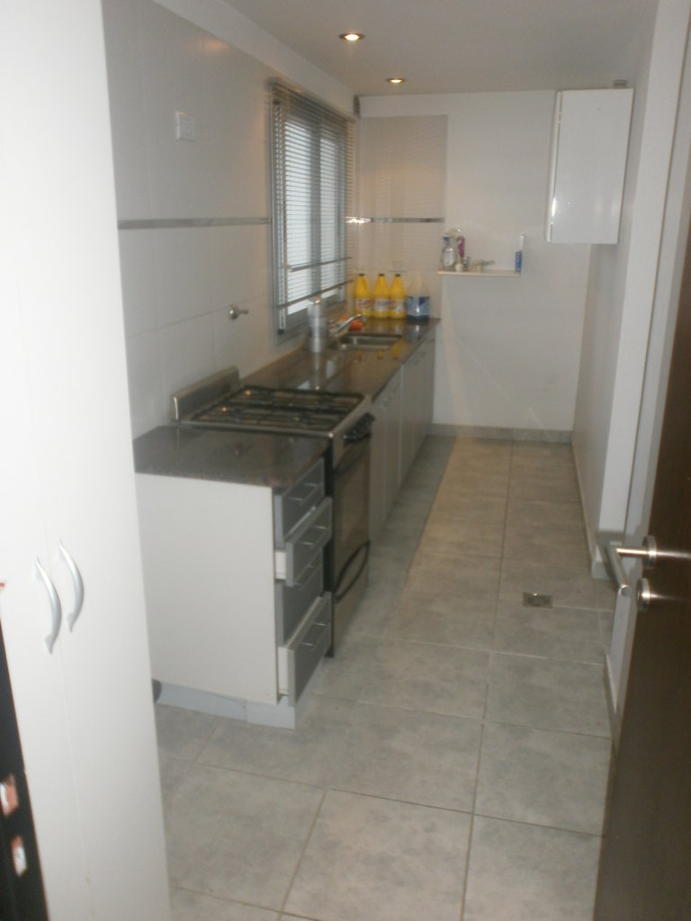 Departamento de 2 dormitorios, de categoría, amplio y luminoso, de 85 m2 con cochera semicubierta — foto 4