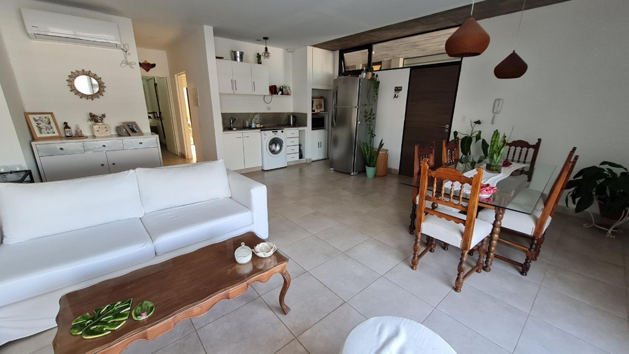 Departamento 2 dormitorios con patio Venta, Yerba Bueno