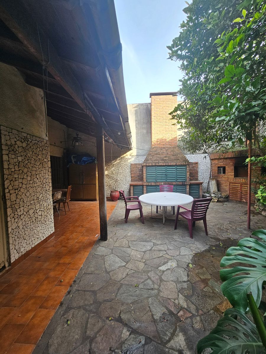 Casa en Venta 4 Ambientes Amplio con Parrilla y Garage — foto 2