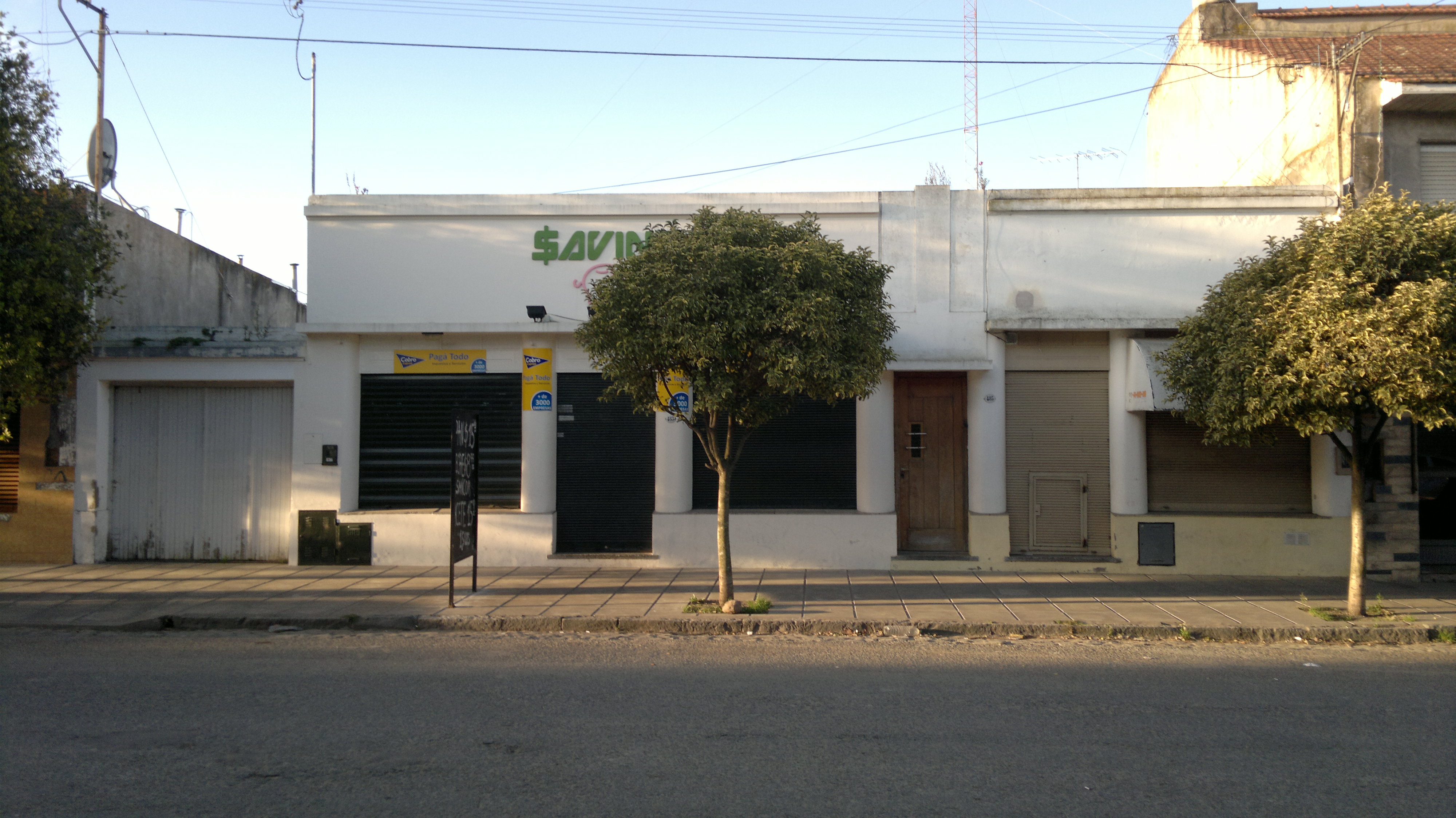 CASA CON DOS LOCALES Y DEPARTAMENTO