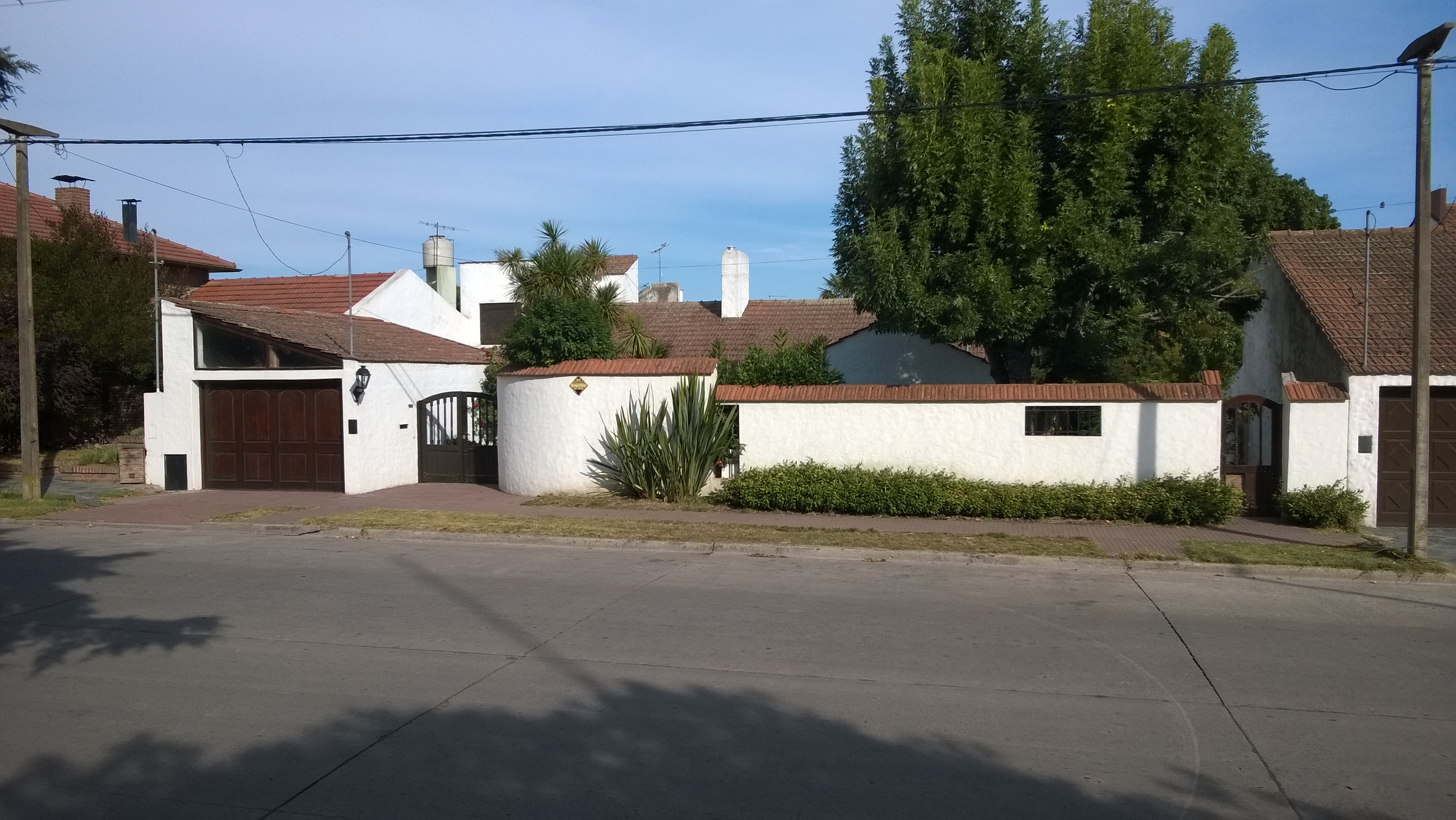 CHALET CON TRES DORMITORIOS, 3 BAÑOS,TOILETTE, LIVING-COMEDOR,COCINA, GARAGE Y QUINCHO. TERRENO TOTAL: 20 MTS POR 35 MTS. — foto 14