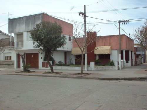 CASA CON DEPARTAMENTO