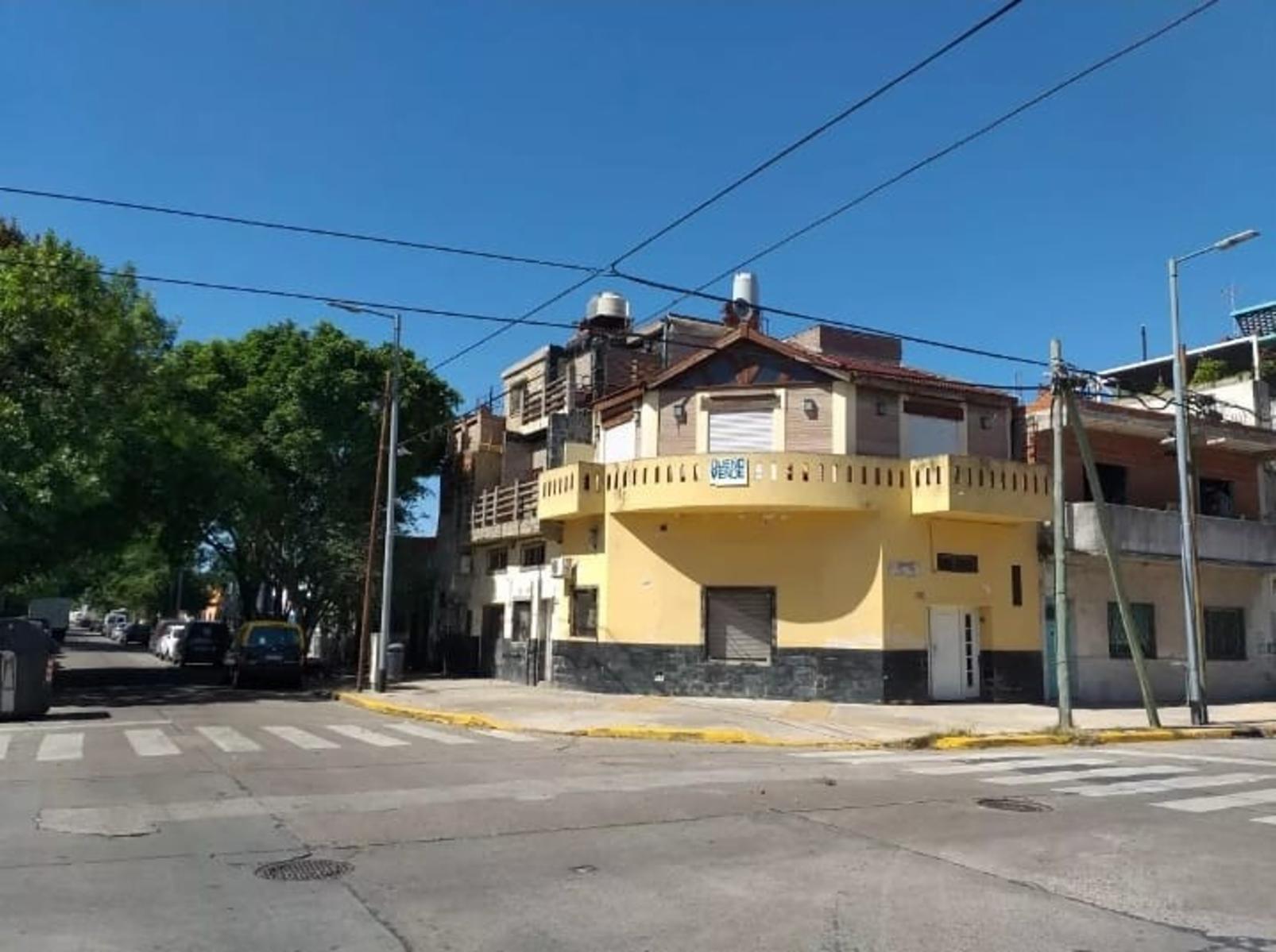 Excelente esquina , con 6 departamentos totalmente independientes , con todos los servicios. IDEAL INVERSOR Y/ O FAMILIAS — foto 2