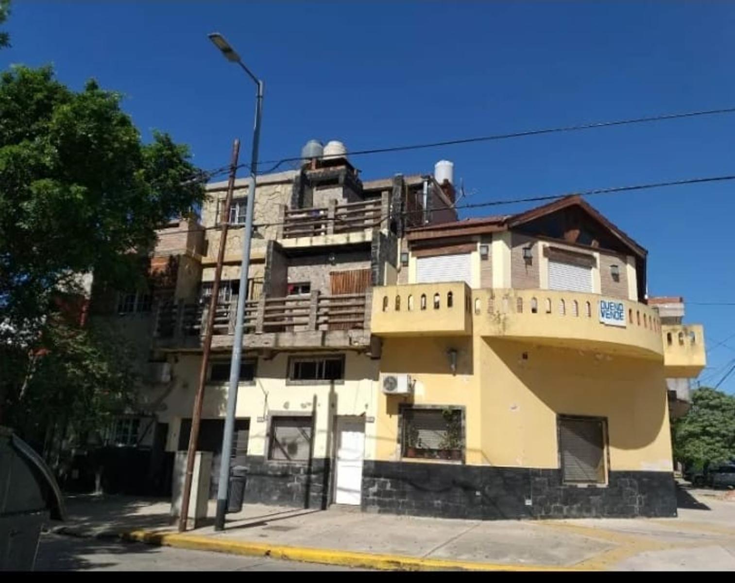 Excelente esquina , con 6 departamentos totalmente independientes , con todos los servicios. IDEAL INVERSOR Y/ O FAMILIAS — foto 3