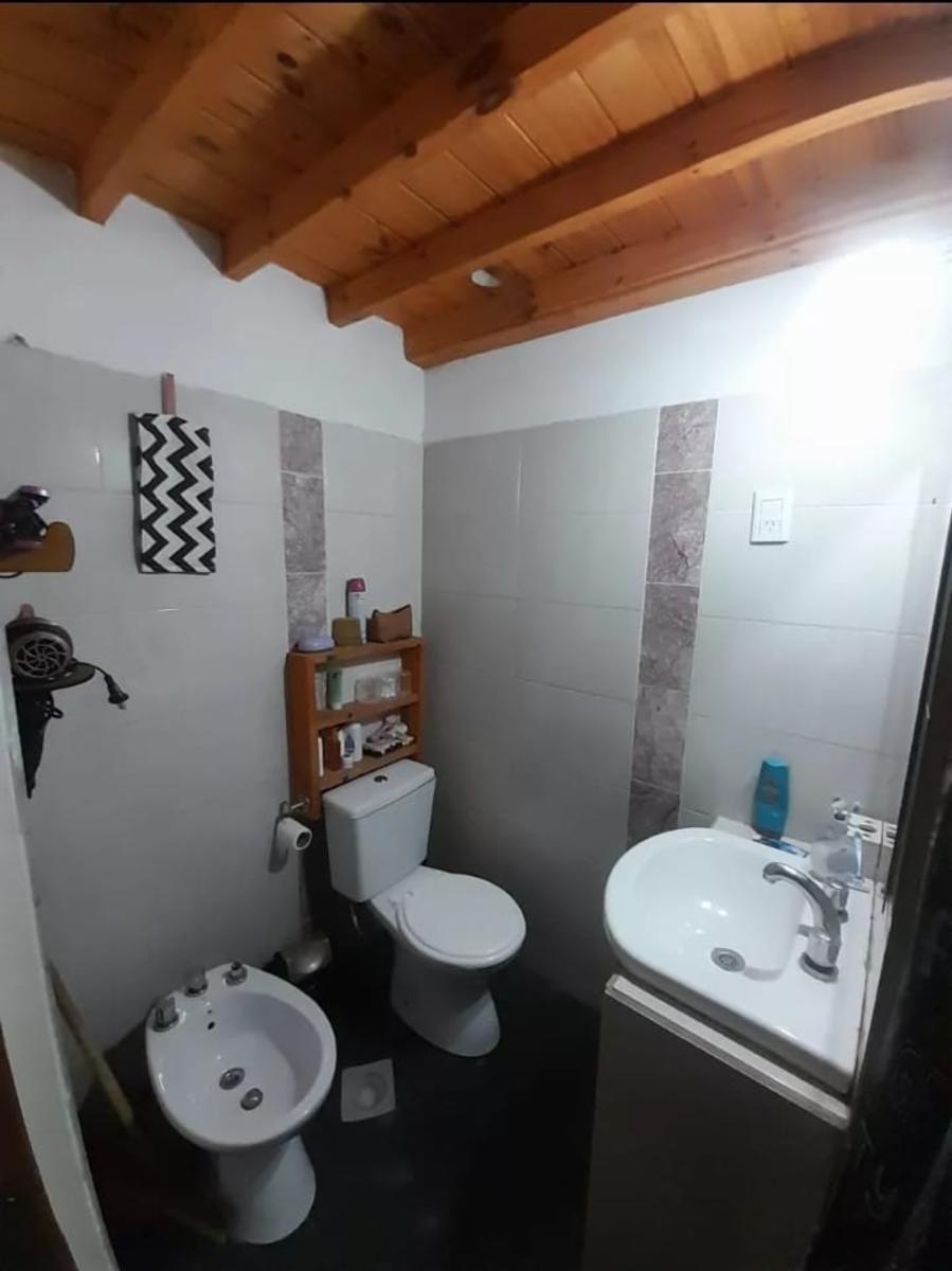 Excelente esquina , con 6 departamentos totalmente independientes , con todos los servicios. IDEAL INVERSOR Y/ O FAMILIAS — foto 7